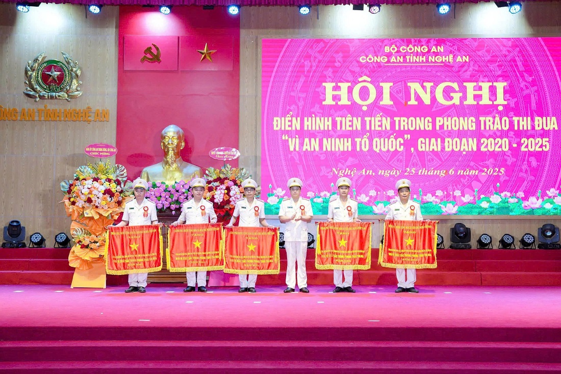 Thừa ủy quyền của Thủ tướng Chính phủ, đồng chí Đại tá Đinh Việt Dũng, Bí thư Đảng ủy, Giám đốc Công an tỉnh trao tặng Cờ thi đua xuất sắc cho 05 đơn vị Công an cấp xã