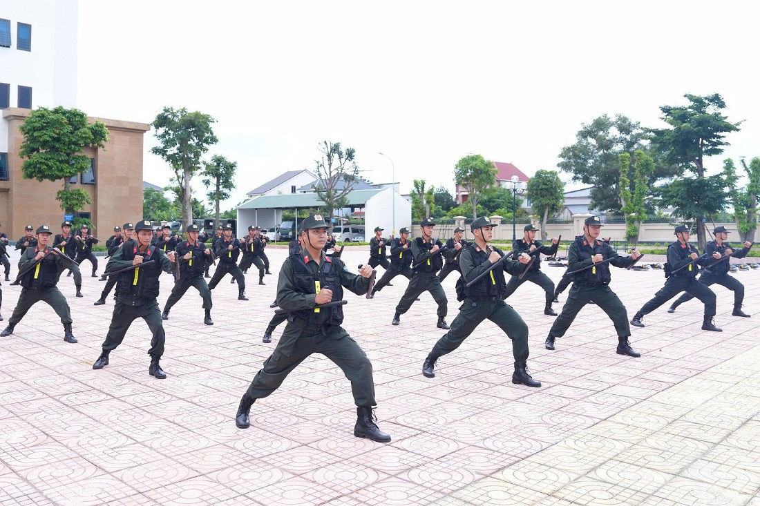 Lực lượng Cảnh sát cơ động luyện tập võ thuật, nâng cao sức mạnh, bản lĩnh, sẵn sàng chiến đấu