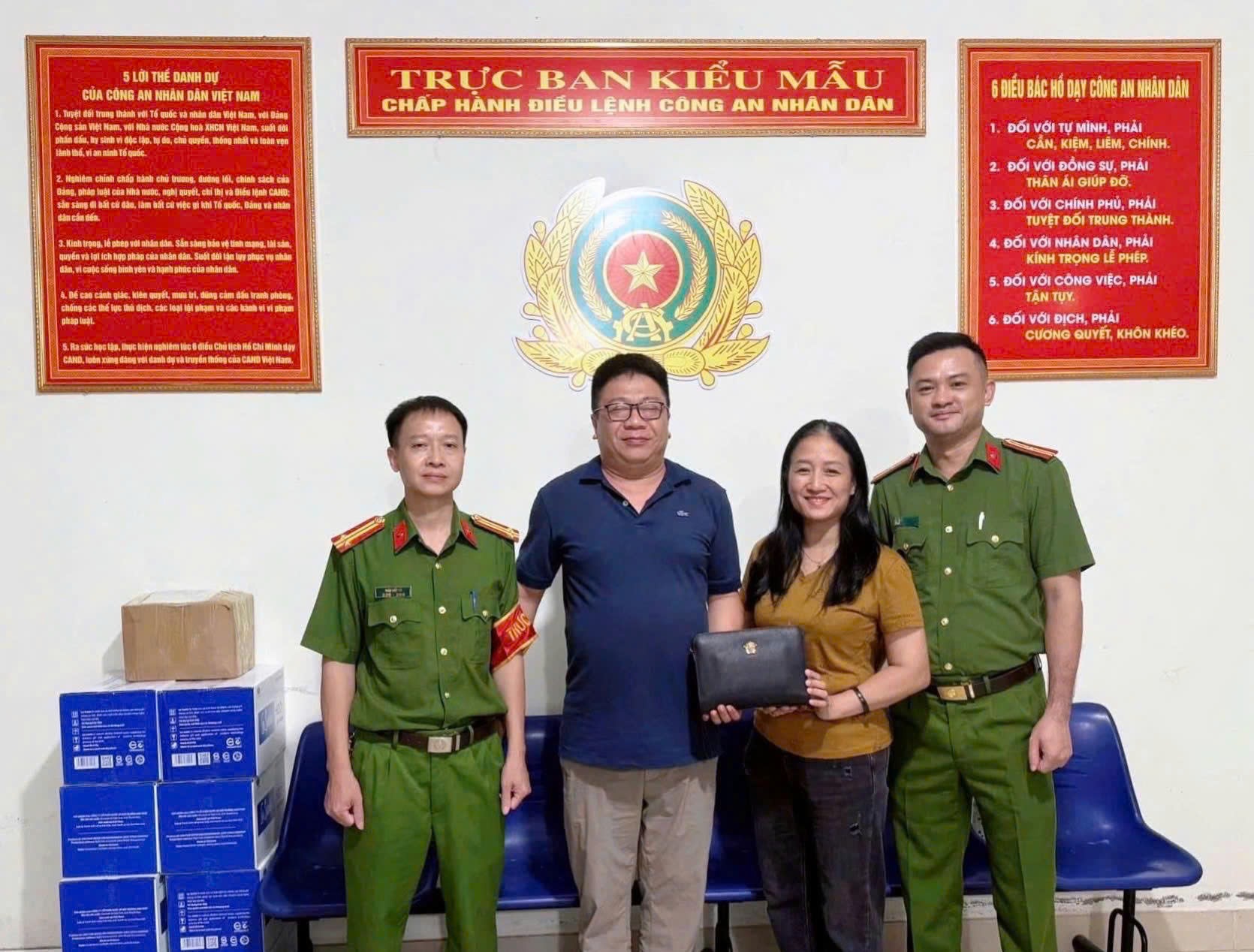 Lực lượng Công an và chị Tú trao trả tài sản cho anh Hiến