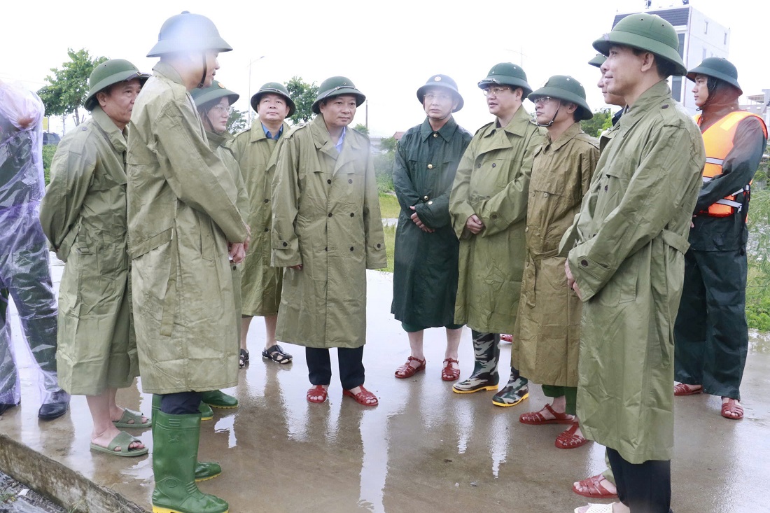 Đồng chí Lê Hồng Vinh, Phó Bí thư Tỉnh ủy, Chủ tịch UBND tỉnh và đồng chí Đại tá Trần Ngọc Tuấn, Phó Giám đốc Công an tỉnh kiểm tra công tác phòng, chống bão số 10 tại Lạch Cờn, phường Tân Mai