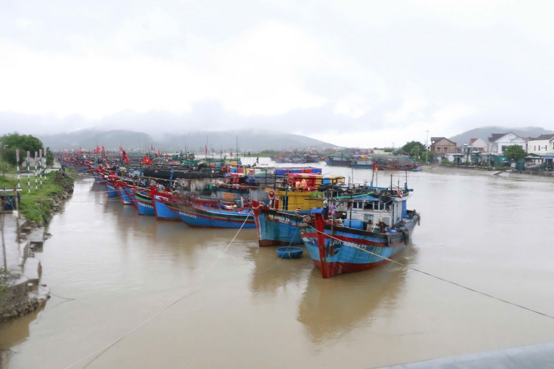 Đoàn kiểm tra khu neo đậu tàu thuyền tại Lạch Cờn, phường Tân Mai