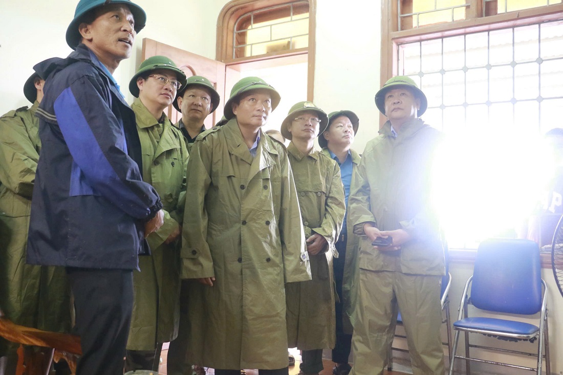 Chủ tịch UBND tỉnh Lê Hồng Vinh cùng các thành viên trong đoàn kiểm tra thực tế công tác phòng, chống bão số 10 tại Hồ Vực Mấu, phường Hoàng Mai 