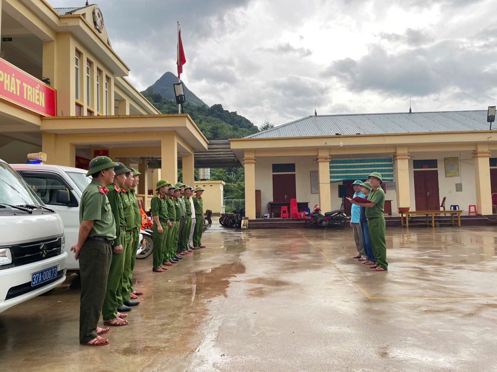 Công an xã Mỹ Lý triển khai lực lượng bám dân, bám bản, chủ động ứng phó với cơn bão số 10 