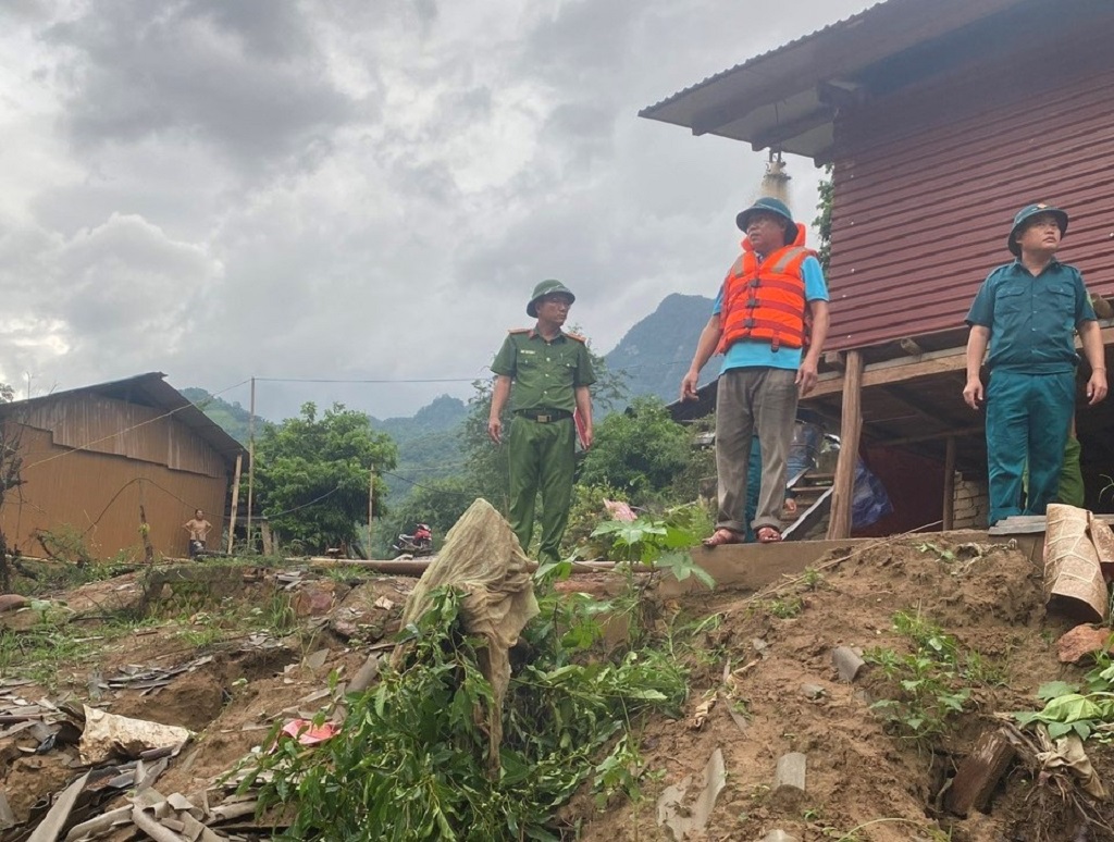 Công an xã Mỹ Lý cùng đoàn công tác xã kiểm tra tại các điểm có nguy cơ sạt lở đất