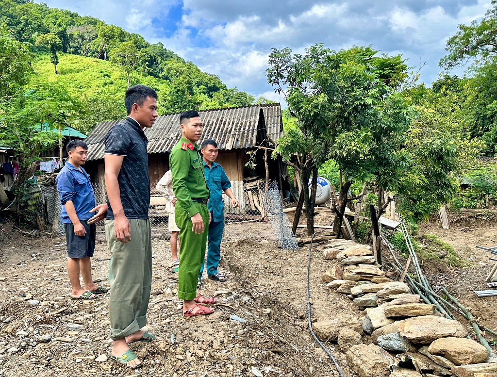 Công an xã Mường Típ vận động người dân tại các khu vực dễ bị sạt lở sơ tán đến nơi an toàn 