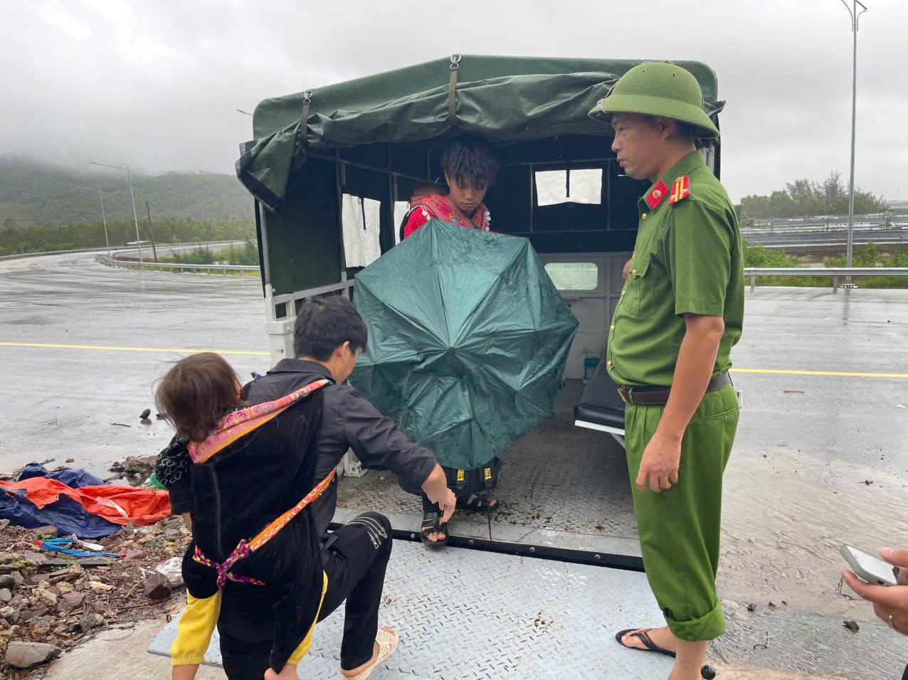 Tại xã An Châu, Công an xã tổ chức di dời, sơ tán người, tài sản đến nơi an toàn