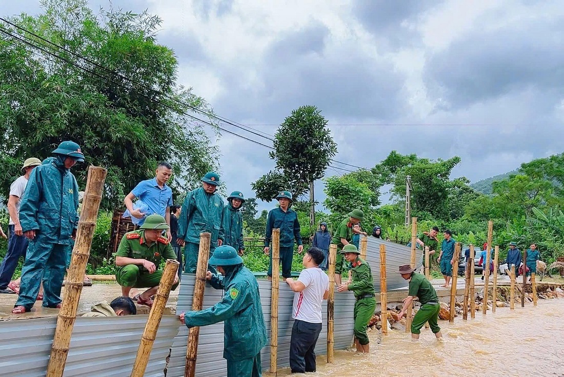 Do ảnh hưởng của bão số 10, tại xã Hùng Chân xảy ra mưa to, gây xói lở đoạn đường vào bản Luồng. Công an xã phối hợp chính quyền và nhân dân khắc phục tuyến đường để việc đi lại được thuận lợi