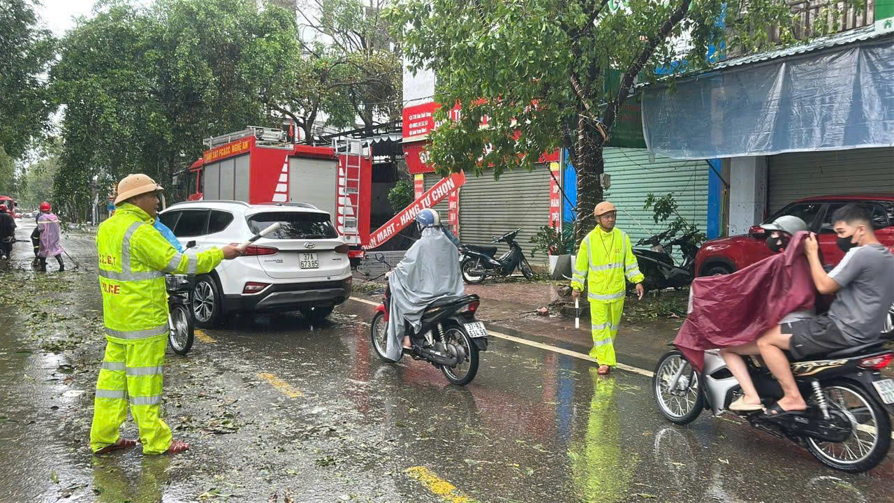 Lực lượng CSGT phân luồng đảm bảo ATGT