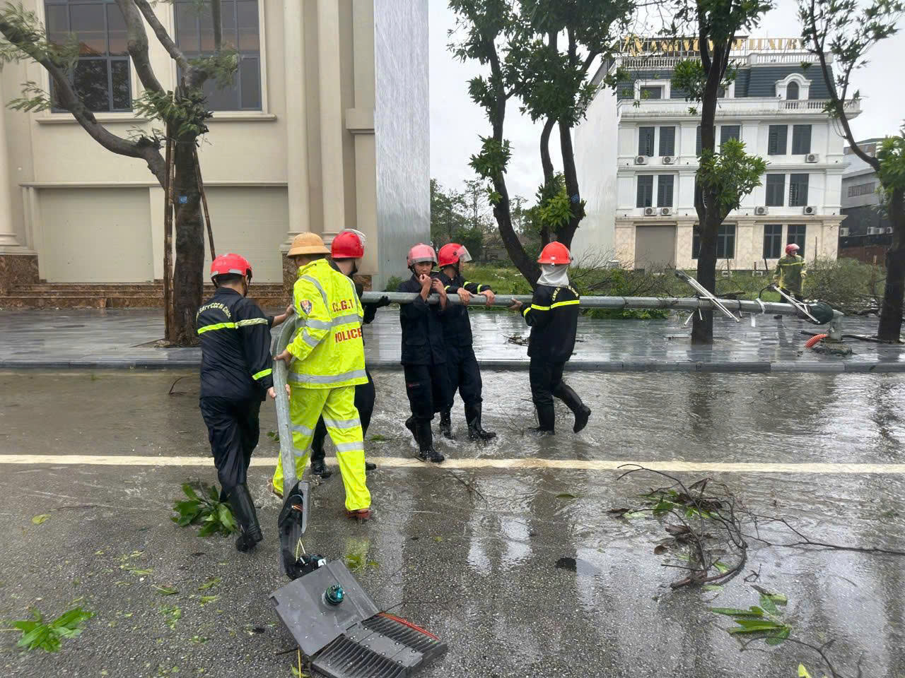 Sau bão, lực lượng Công an cùng các đơn vị liên quan tỉa cây xanh bị đổ, kéo cột điện gãy và dọn dẹp các vật liệu ngổn ngang để khôi phục trật tự giao thông