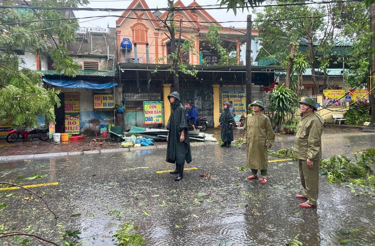 Đồng chí Đại tá Trần Ngọc Tuấn, Phó Giám đốc Công an tỉnh kiểm tra, chỉ đạo công tác khắc phục hậu quả sau bão