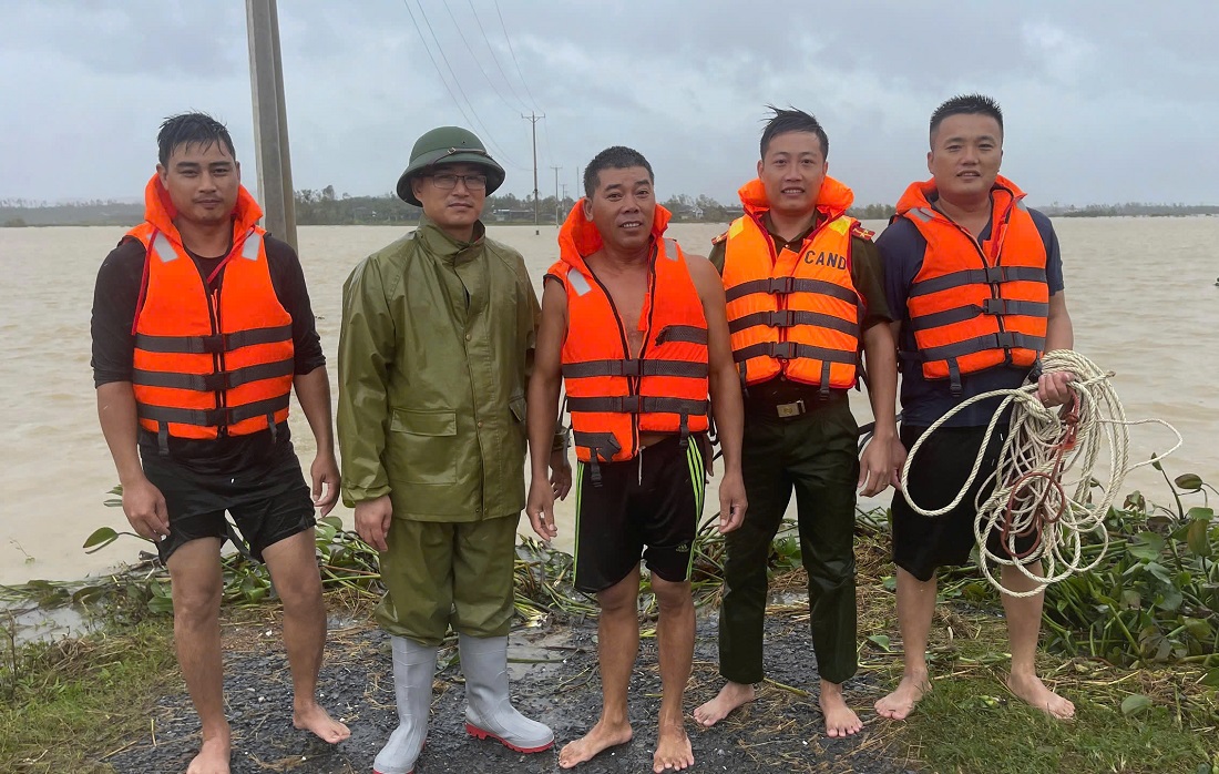 Anh Nguyễn Đình Tý (thứ 3 từ trái sang) được đưa vào bờ an toàn