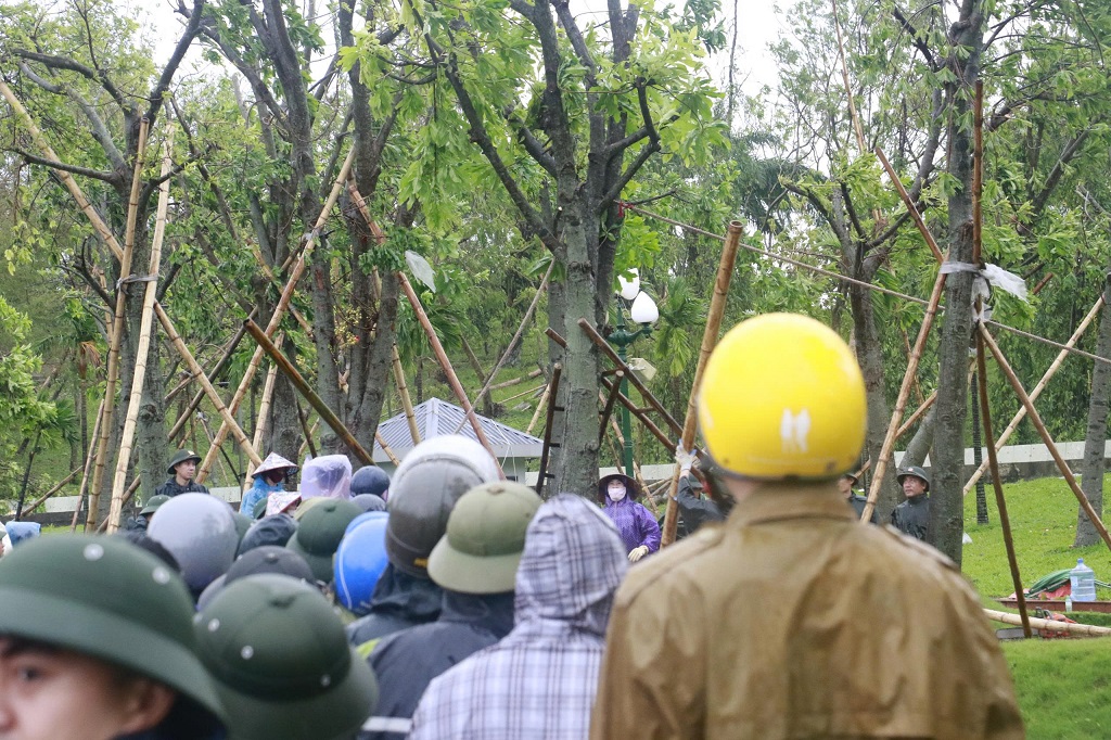  Đoàn viên, thanh niên Công an tỉnh Nghệ An đã nhanh chóng có mặt, phối hợp với lực lượng chức năng tiến hành thu dọn cành cây gãy, dựng lại những cây còn khả năng sinh trưởng, vận chuyển ra khỏi khu vực những cây bị bật gốc hoàn toàn