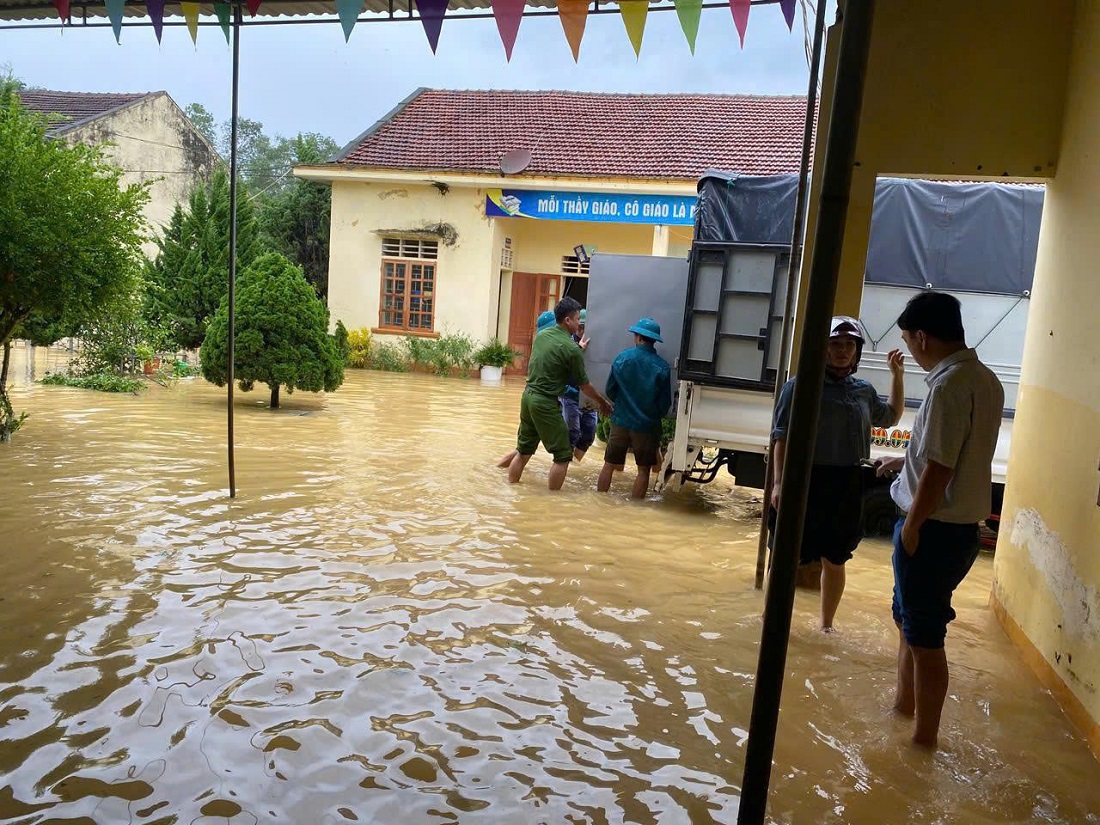Công an xã Nghĩa Hành dầm mưa hỗ trợ người dân di dời tài sản đến nơi an toàn