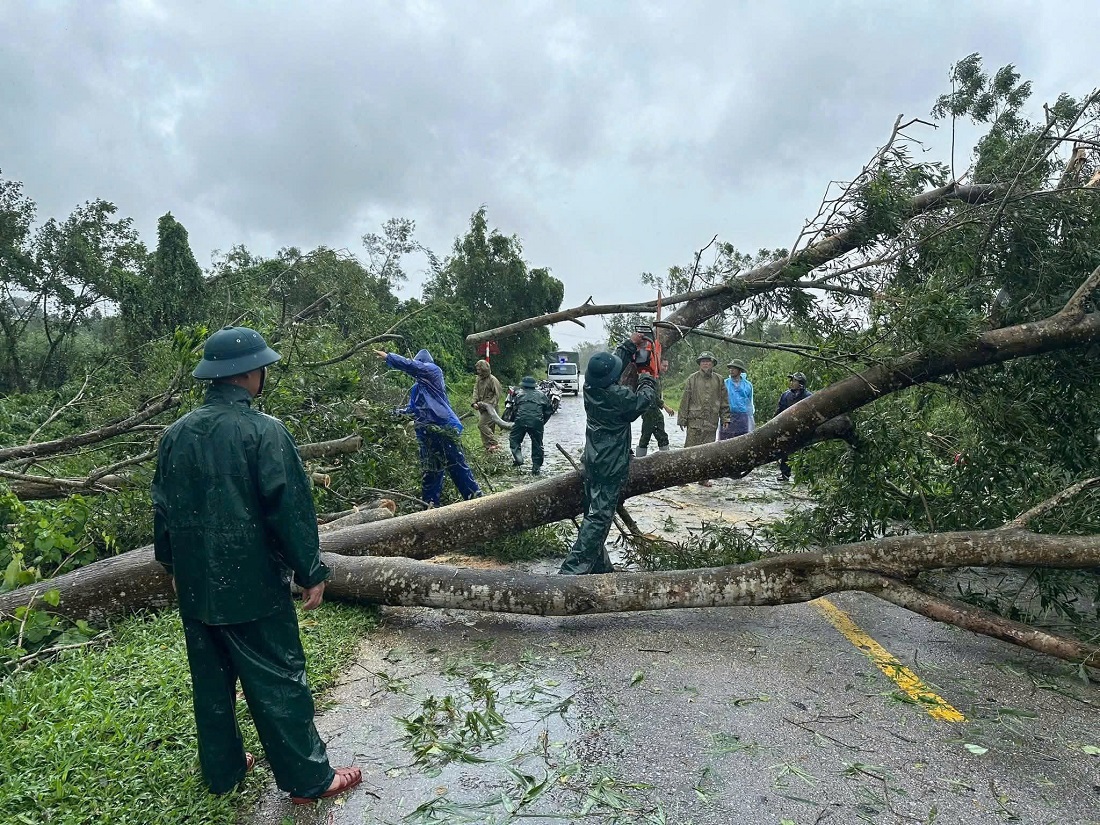 Công an xã tân Phú kịp thời khắc phục thiệt hại, ổn định tình hình sau bão số 10 trên địa bàn xã
