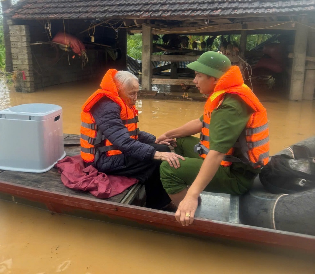 Công an xã Tân An khẩn trương hỗ trợ người dân di tán trong quá trình nước lũ trên địa bàn đang lên nhanh