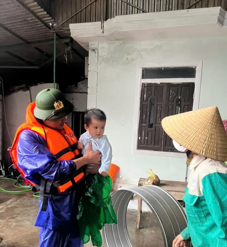 Công an xã Thần Lĩnh nhanh chóng “giải cứu” 02 người già và 01 cháu bé 18 tháng tuổi có biểu hiện sốt cao đang bị cô lập do nước lũ 