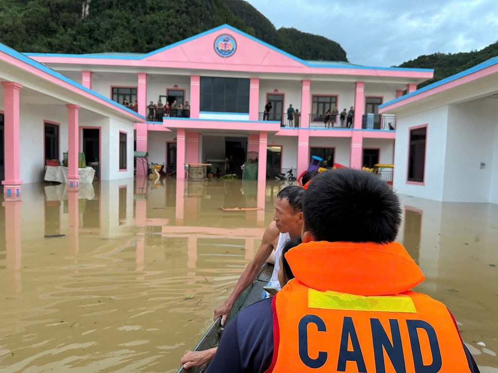 Công an Nghệ An khẩn trương khắc phục hậu quả do bão số 10, mưa lũ sau bão gây ra và hỗ trợ, giúp đỡ nhân dân.