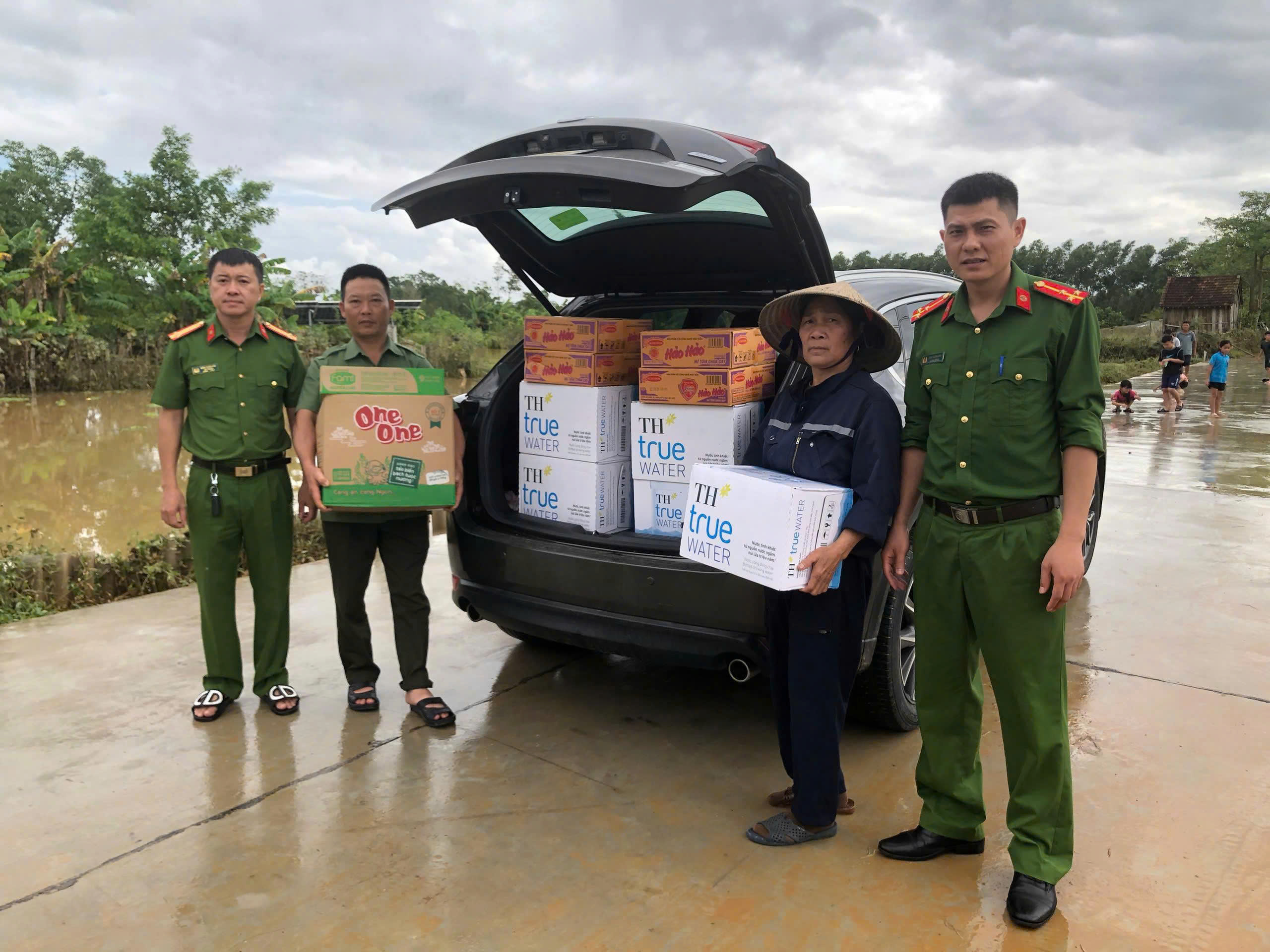 Công an phường Thái Hoà kịp thời hỗ trợ nhu yếu phẩm cho người dân vùng lũ