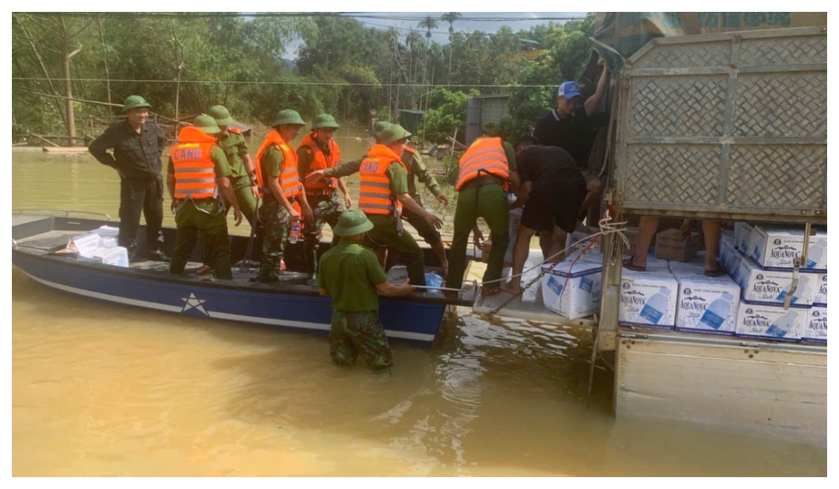 Nỗ lực tiếp cận hỗ trợ bà con vùng ngập sâu