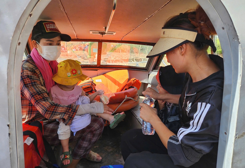 Cảnh sát đường thủy Nghệ An kịp thời cứu giúp hai cháu bé sốt cao giữa vùng lũ cô lập