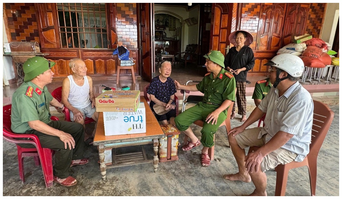 Tiếp cận tâm lũ, hỗ trợ nhu yếu phẩm cho người dân