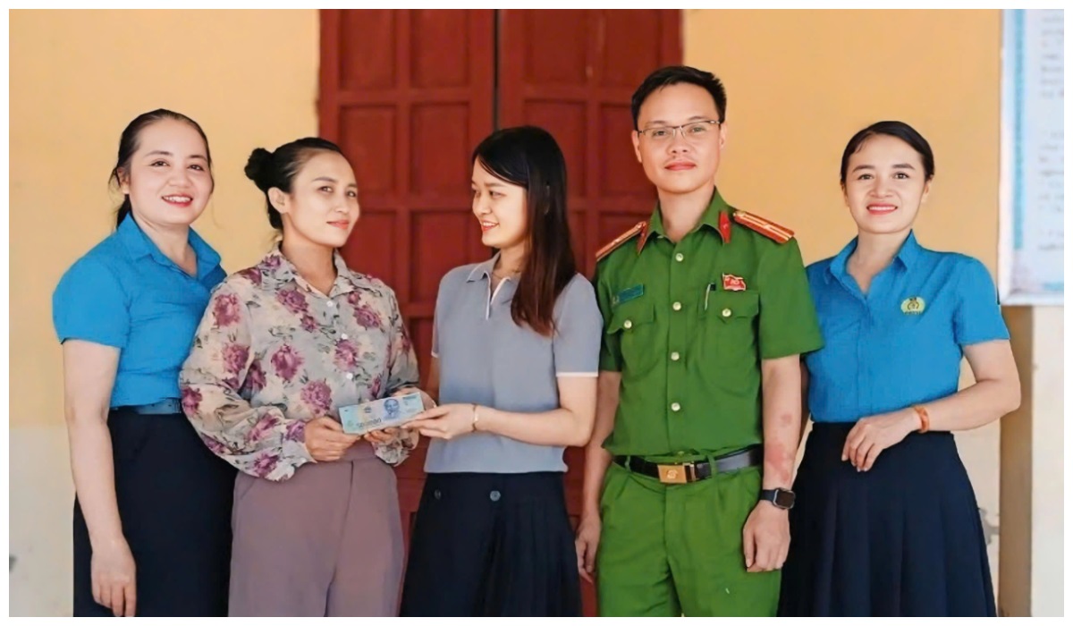 Công an xã Nghĩa Đàn hỗ trợ và trao trả lại tài sản bị đánh rơi