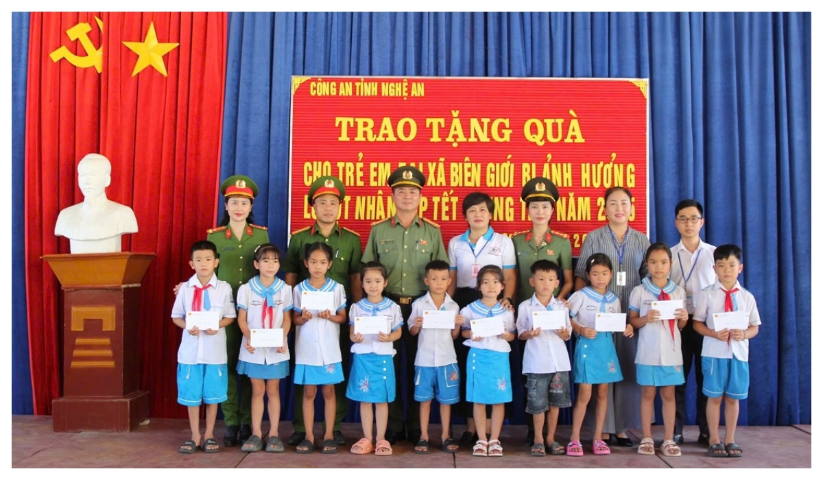 Công an tỉnh Nghệ An tặng quà cho trẻ em có hoàn cảnh khó khăn nhân dịp Trung thu