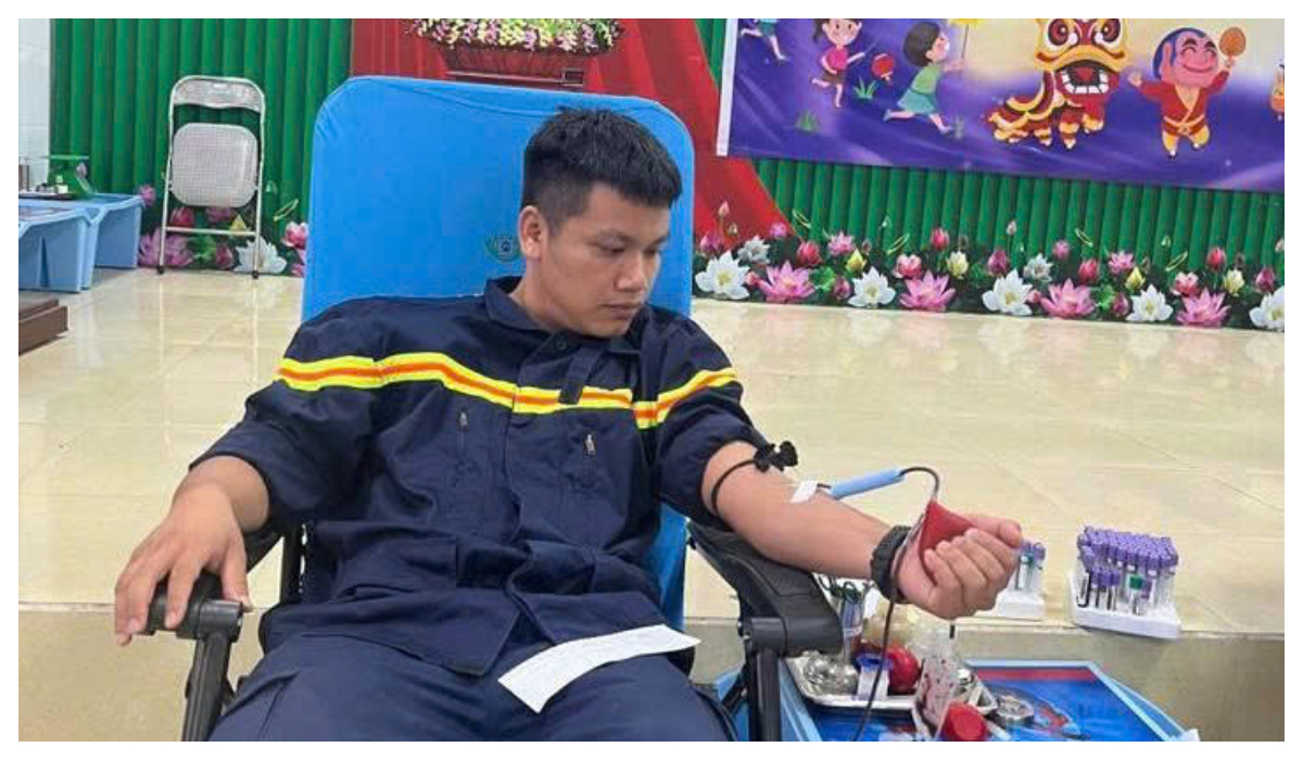 Chiến sĩ Phòng Cảnh sát PCCC&CNCH hiến máu cứu người trong tình huống khẩn cấp