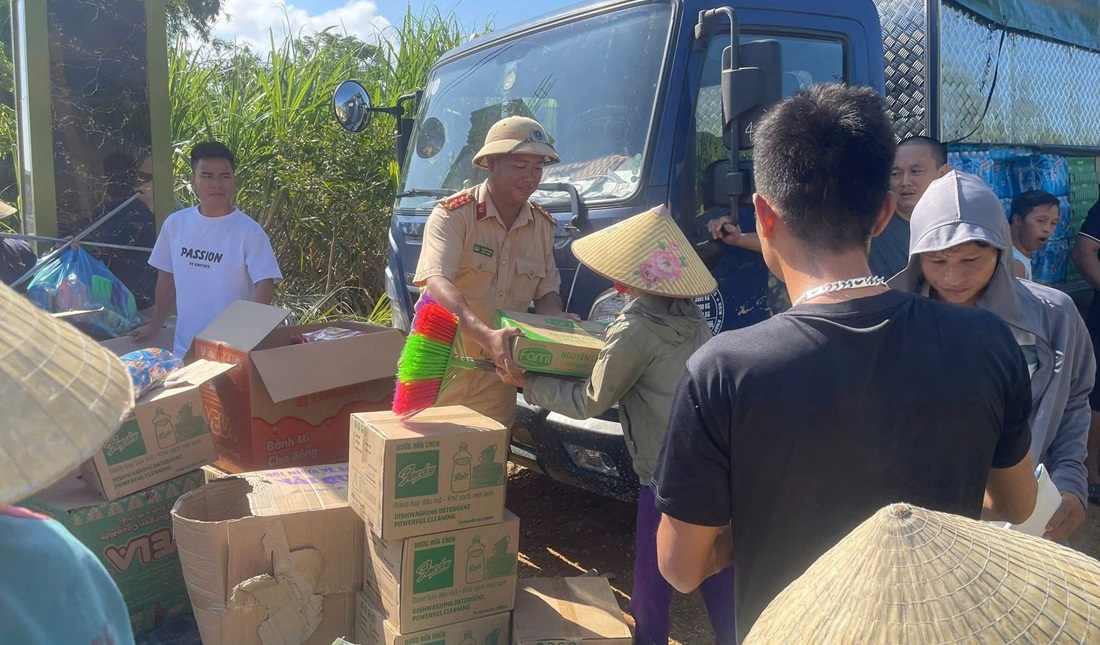 Nhiều hoạt động ý nghĩa của Tổ địa bàn CSGT Tân Kỳ giúp người dân trong mưa bão