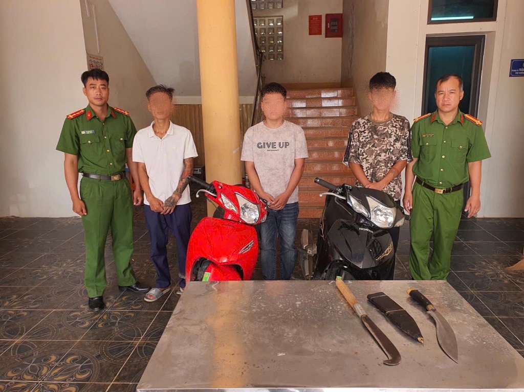 Công an xã Hợp Minh bắt giữ nhóm đối tượng côn đồ