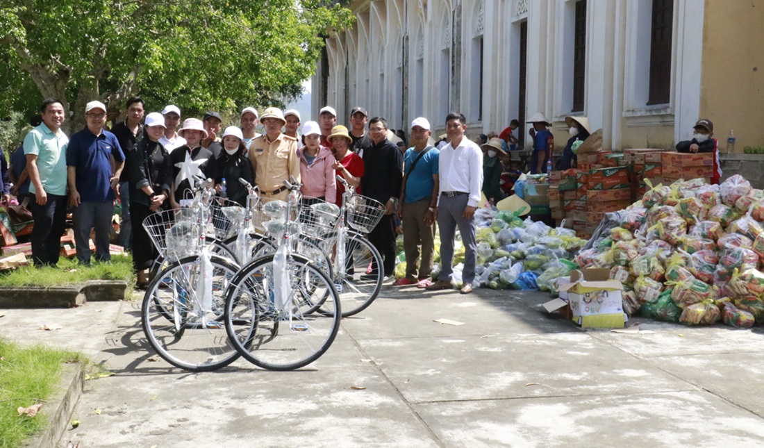 Trao tặng hàng trăm suất quà tại vùng lũ