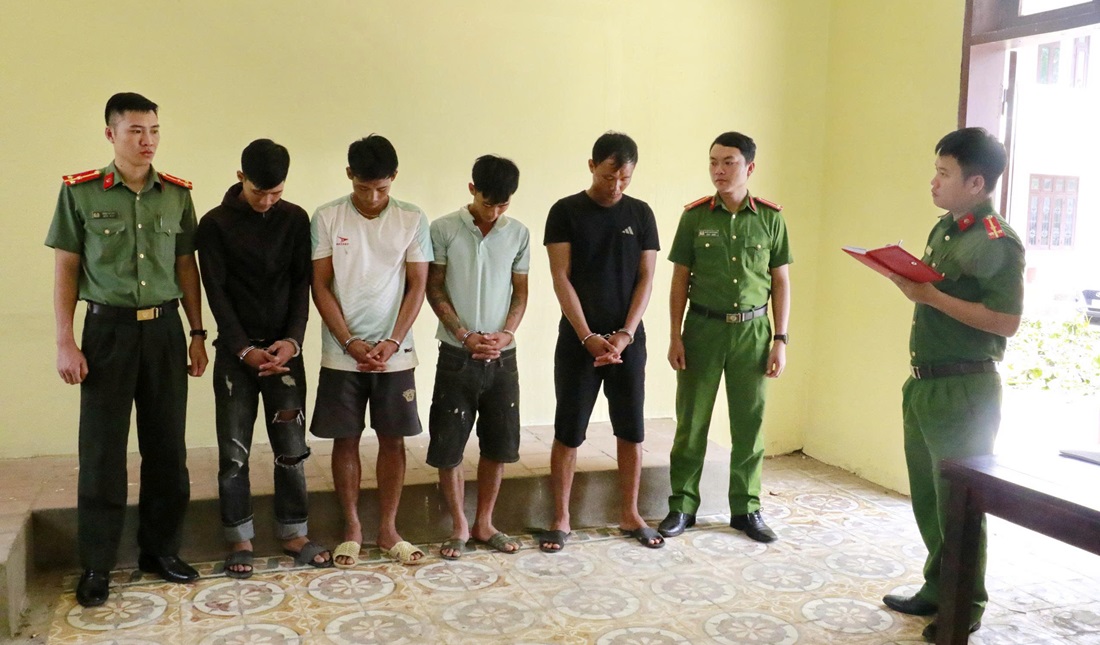 Bắt 04 đối tượng lợi dụng người dân chạy lũ để trộm cắp tài sản