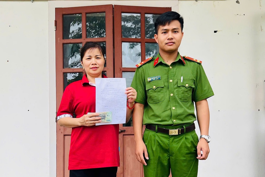 Công an xã Na Ngoi hỗ trợ người dân nhận lại tiền chuyển nhầm tài khoản