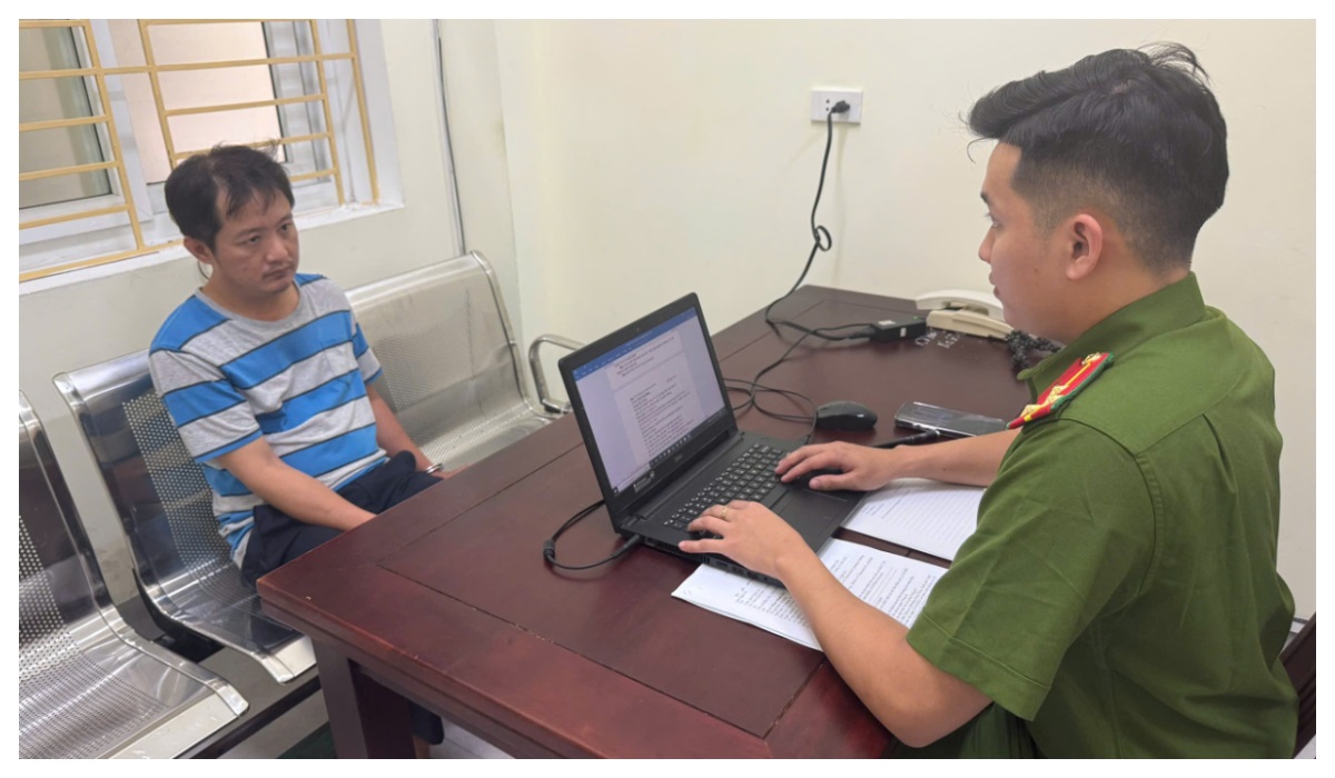 Tạm giữ hình sự đối tượng lao xe ô tô vào cán bộ Công an