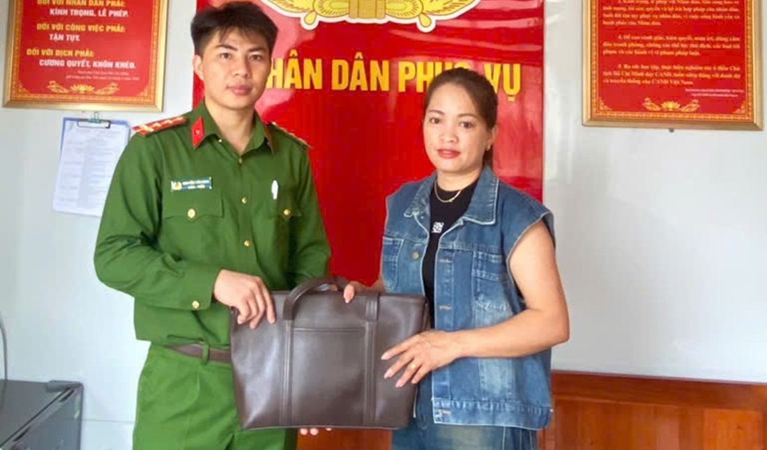 Đánh rơi 70 triệu đồng, người phụ nữ được Công an xã tìm lại tài sản