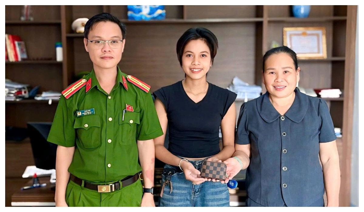 Công an xã Nghĩa Đàn cùng người dân tìm và trả lại tài sản bị đánh rơi