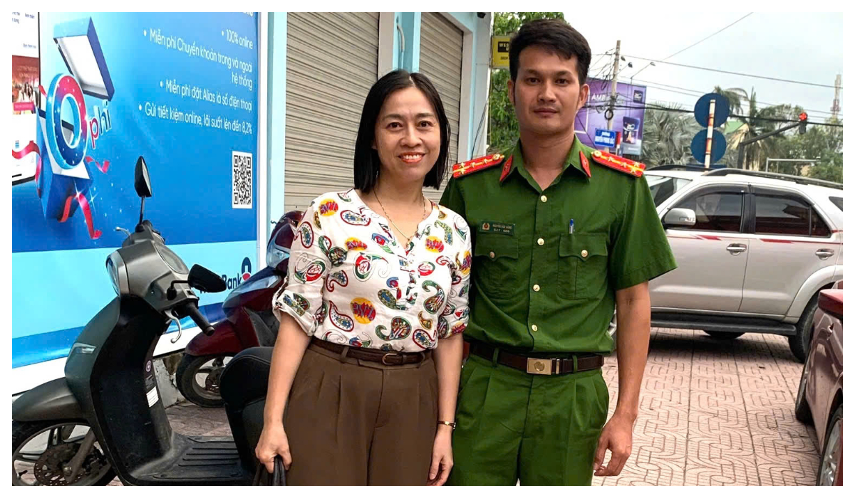 Cán bộ Công an xã Minh Châu trả lại 500 triệu đồng cho người dân chuyển khoản nhầm