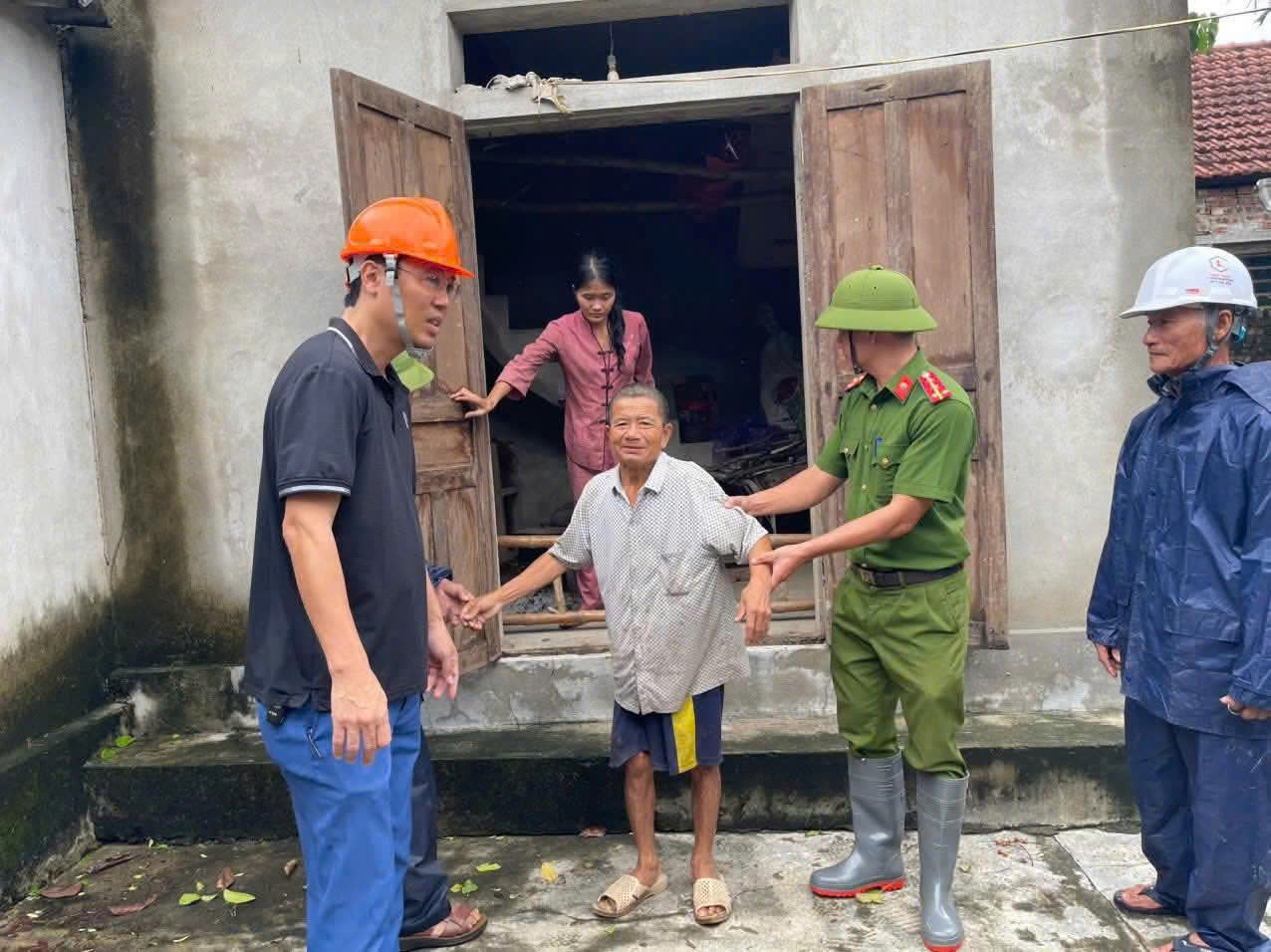 Công an xã phối hợp với lực lượng tại chỗ đang khẩn trương giúp người dân di chuyển đồ đạc lên cao