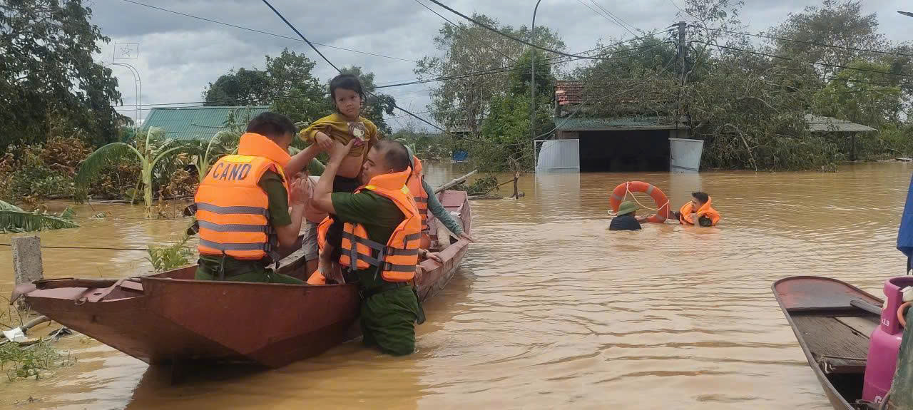 Công an xã Đô Lương xuyên đêm di dời các hộ dân ra khỏi vùng ngập lụt đến nơi an toàn