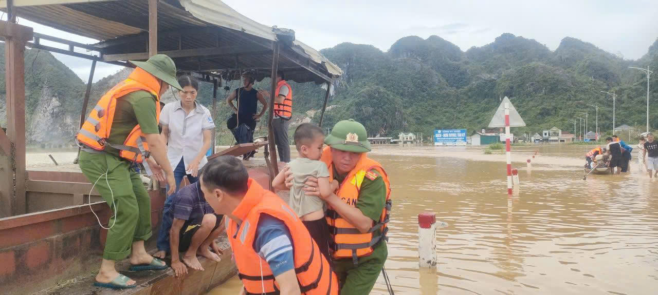 Công an xã Tân Kỳ triển khai phương án bố trí tàu, thuyền để tiếp cận các địa bàn bị cô lập dọc hai bên bờ sông con đưa người dân đến nơi an toàn