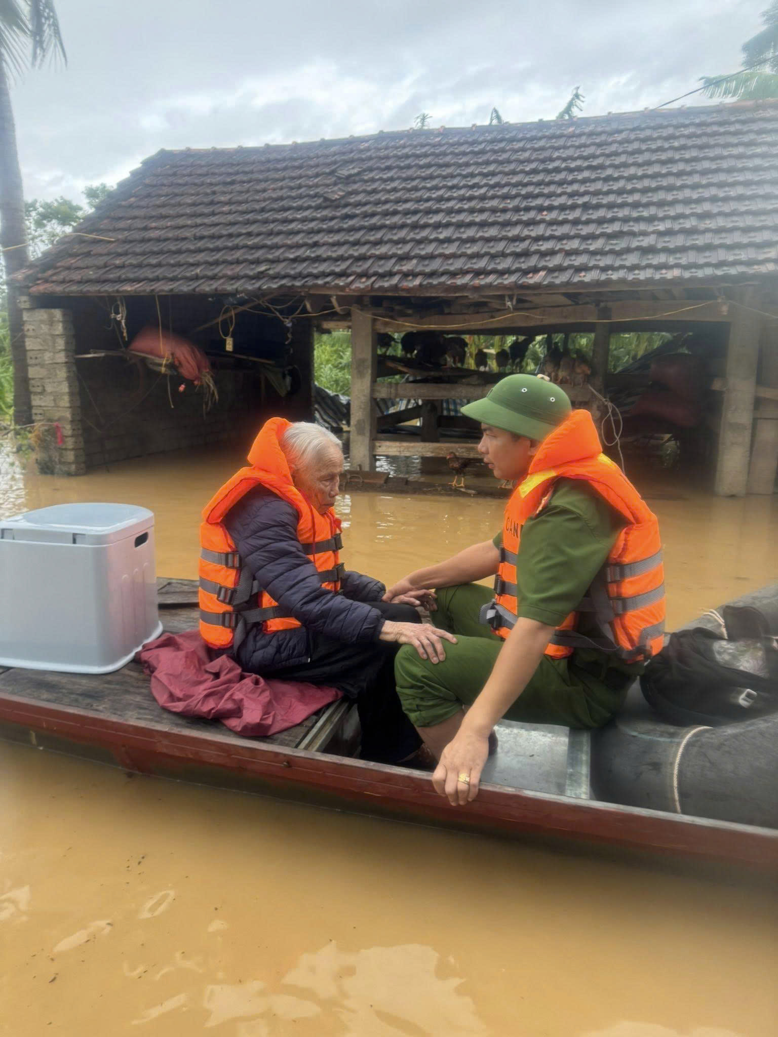 Công an xã Tân An phối hợp cùng lực lượng chức năng hỗ trợ người dân sơ tán đến nơi an toàn