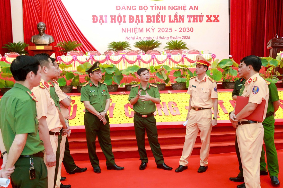 Đồng chí Đại tá Trần Ngọc Tuấn, Phó Giám đốc Công an tỉnh chỉ đạo các lực lượng triển khai phương án bảo đảm an ninh trật tự phục vụ Đại hội Đảng bộ tỉnh lần thứ XX, nhiệm kỳ 2025 - 2030