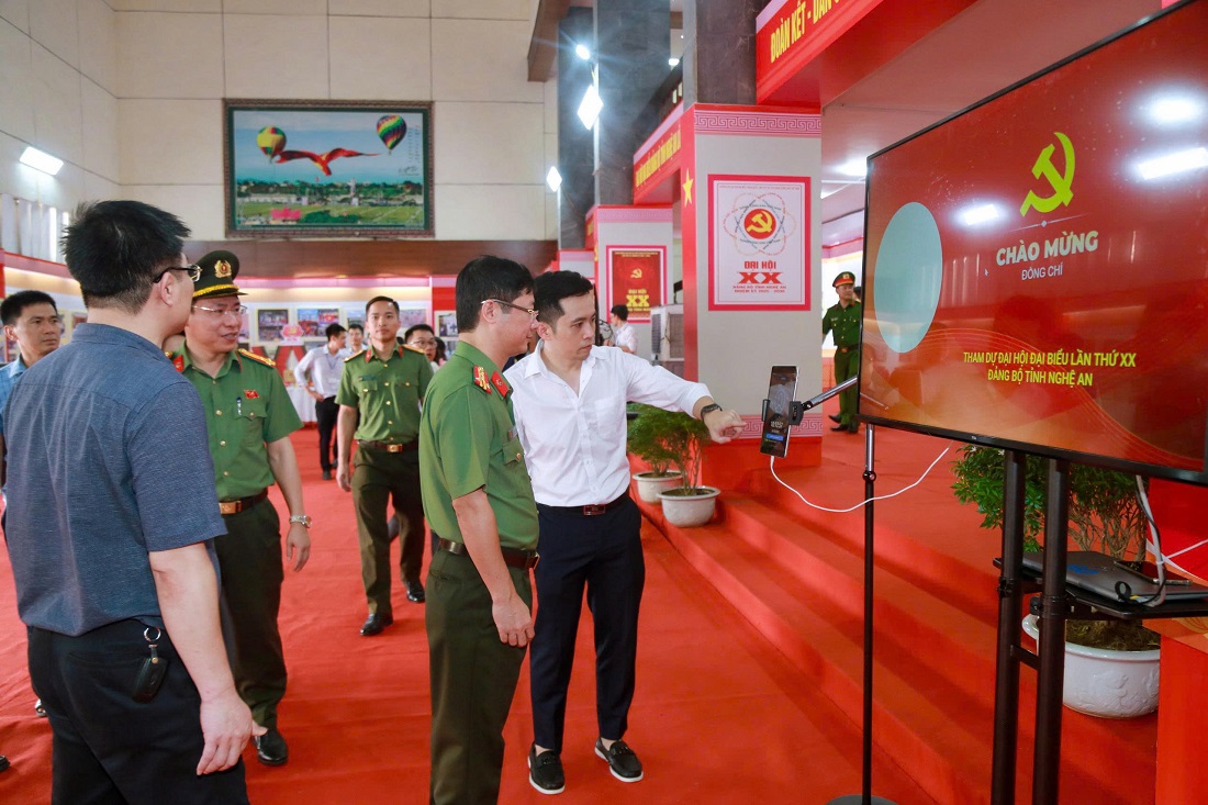 Đồng chí Đại tá Trần Ngọc Tuấn, Phó Giám đốc Công an tỉnh kiểm tra khu vực kiểm phiếu, hệ thống máy móc và phần mềm tích hợp công nghệ AI nhận diện đại biểu phục vụ Đại hội