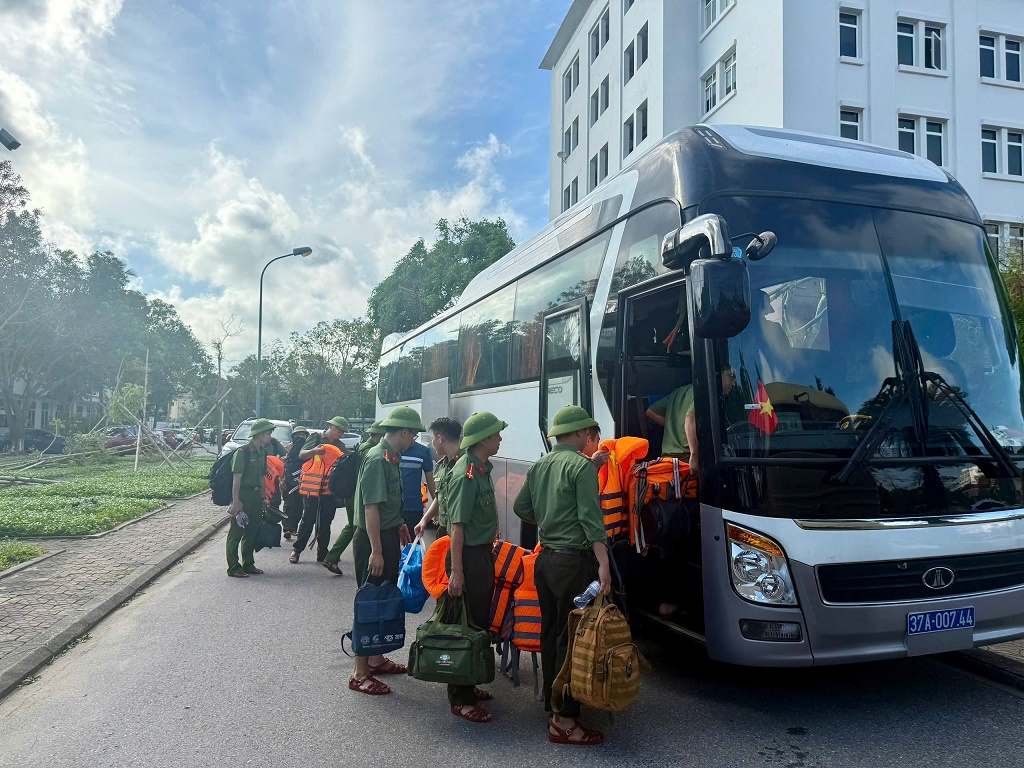  Cán bộ, chiến sỹ chuẩn bị hành trang lên đường hỗ trợ người dân 