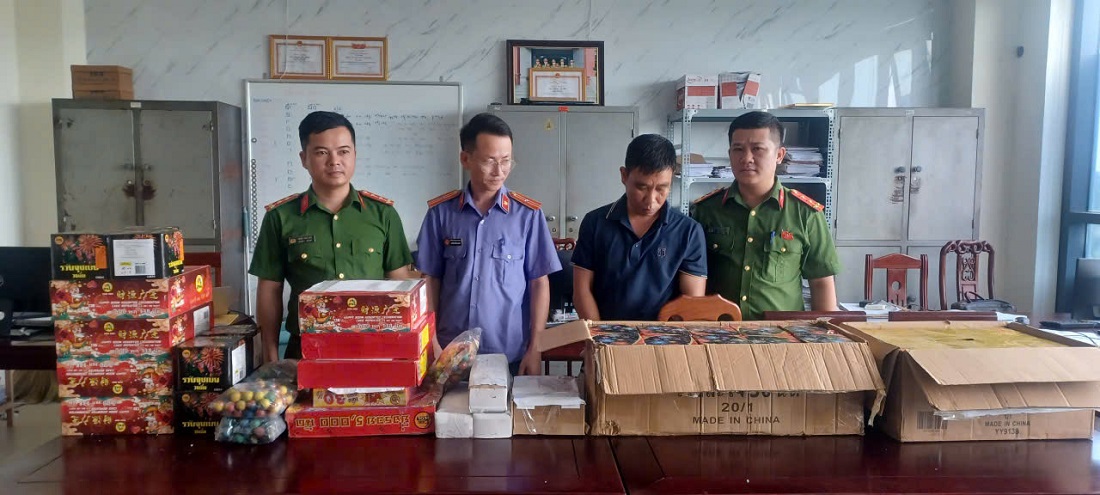 Cơ quan chức năng kiểm tra tang vật pháo 