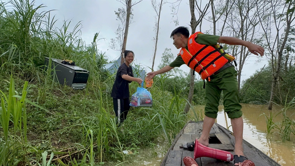  Cán bộ, chiến sĩ Công an xã không quản ngại gian khổ, dùng xuồng nhỏ, xe tải chuyên dụng đưa hàng hóa, nhu yếu phẩm đến tận tay bà con.