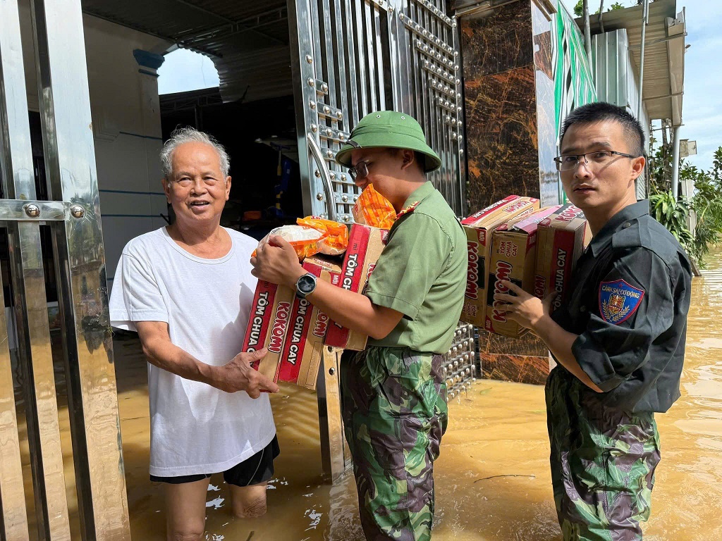 Ở những nơi không thể tiếp cận được phương tiện, các cán bộ phải lội nước đưa nhu yếu phẩm đến tận nhà cho người dân.