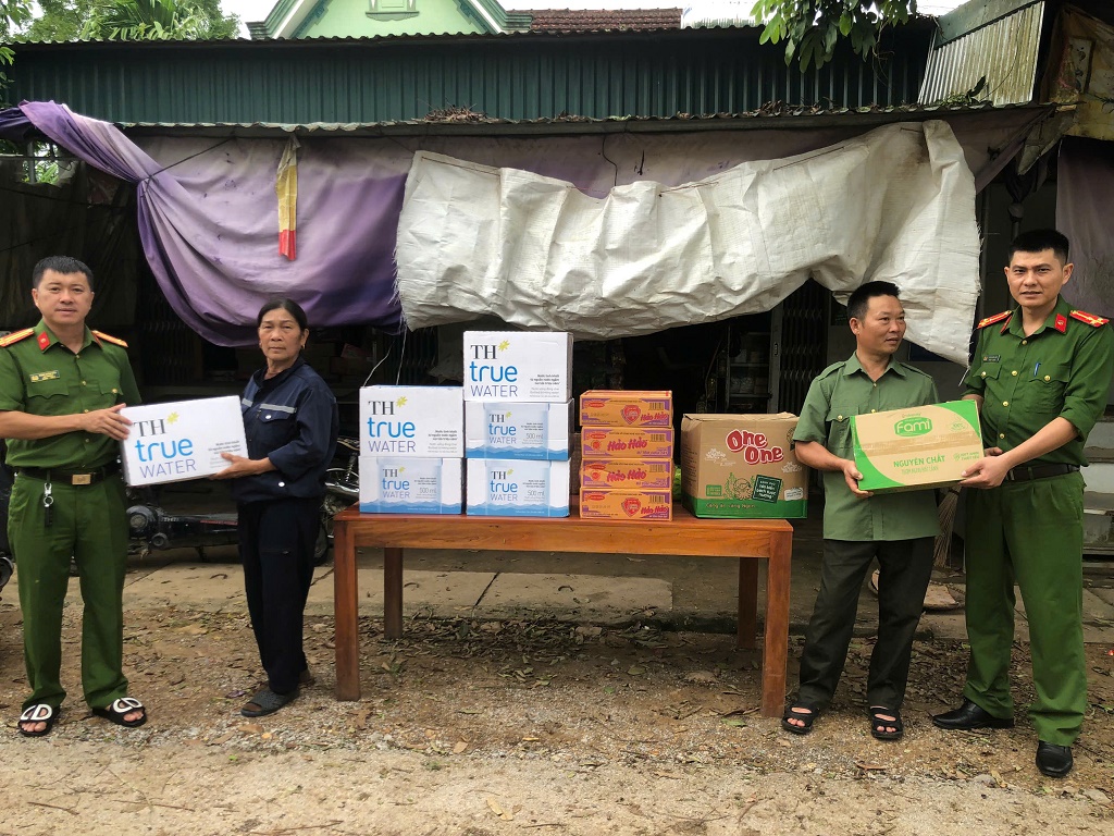 Tuy thiệt hại sau bão vẫn còn đó nhưng những ngày này người dân nơi đây vẫn rộn rã tiếng cười bởi sự quan tâm, nghĩa cử cao đẹp của lực lượng chức năng và các mạnh thường quân.