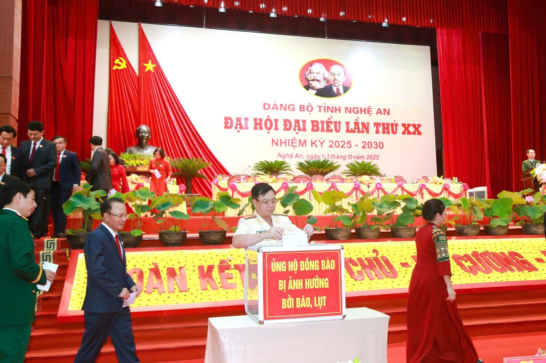 Đồng chí Đại tá Đinh Việt Dũng, Ủy viên Ban Thường vụ Tỉnh ủy, Bí thư Đảng ủy, Giám đốc Công an tỉnh bỏ phiếu thông qua các nội dung tại phiên trù bị