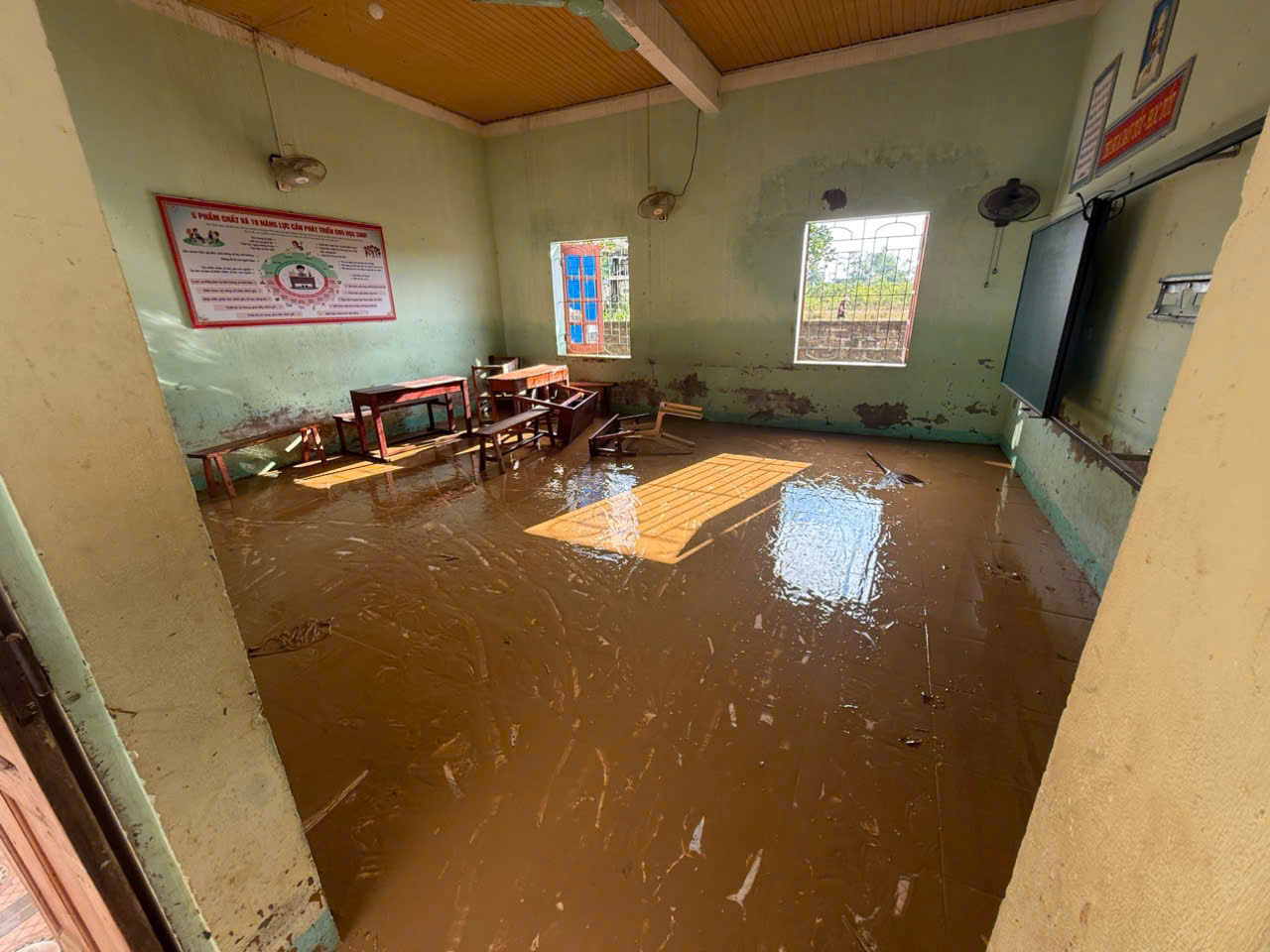 Phòng học ngập nước và đồ dụng học tập bị hư hỏng
